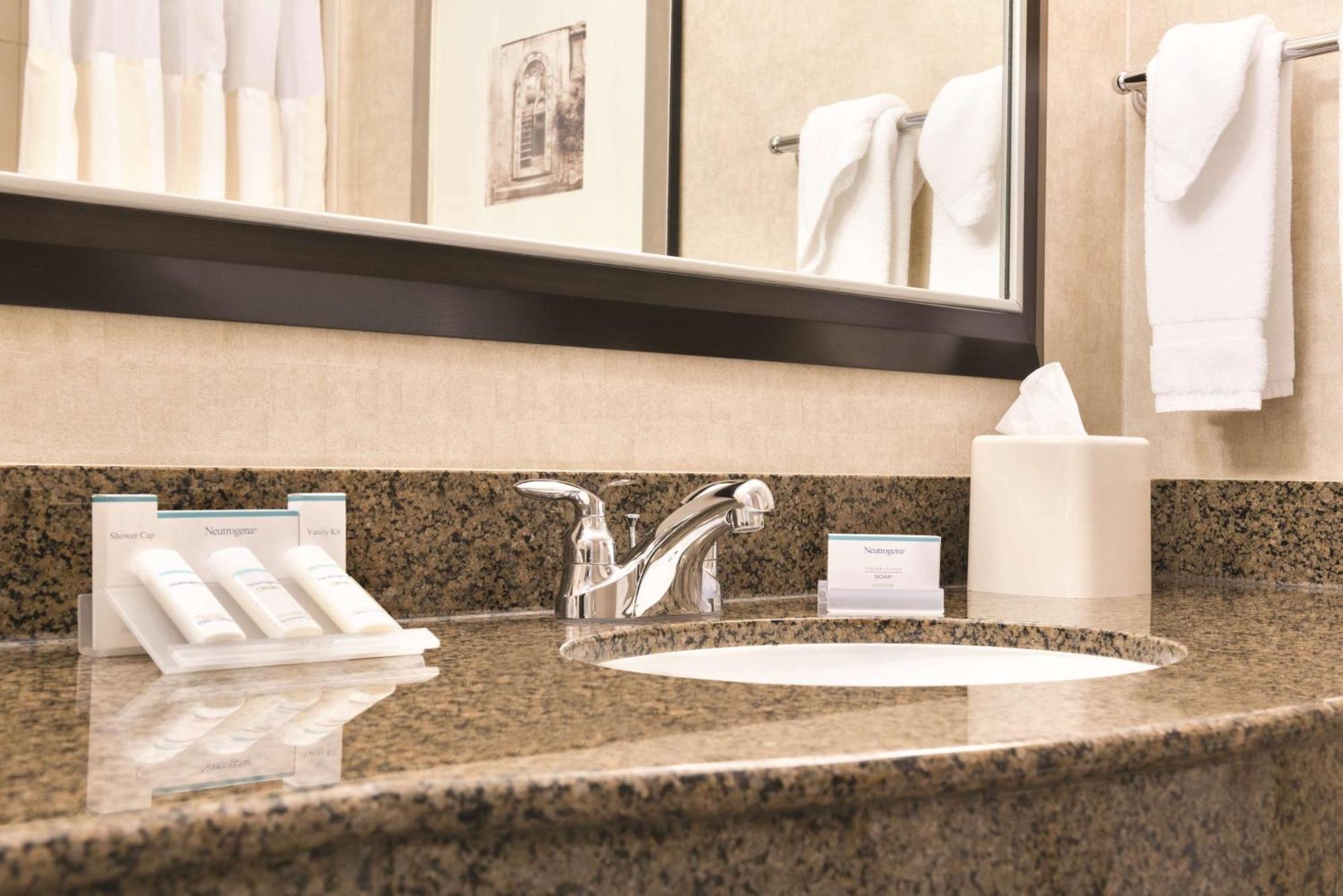 Hilton Garden Inn Fargo Extérieur photo